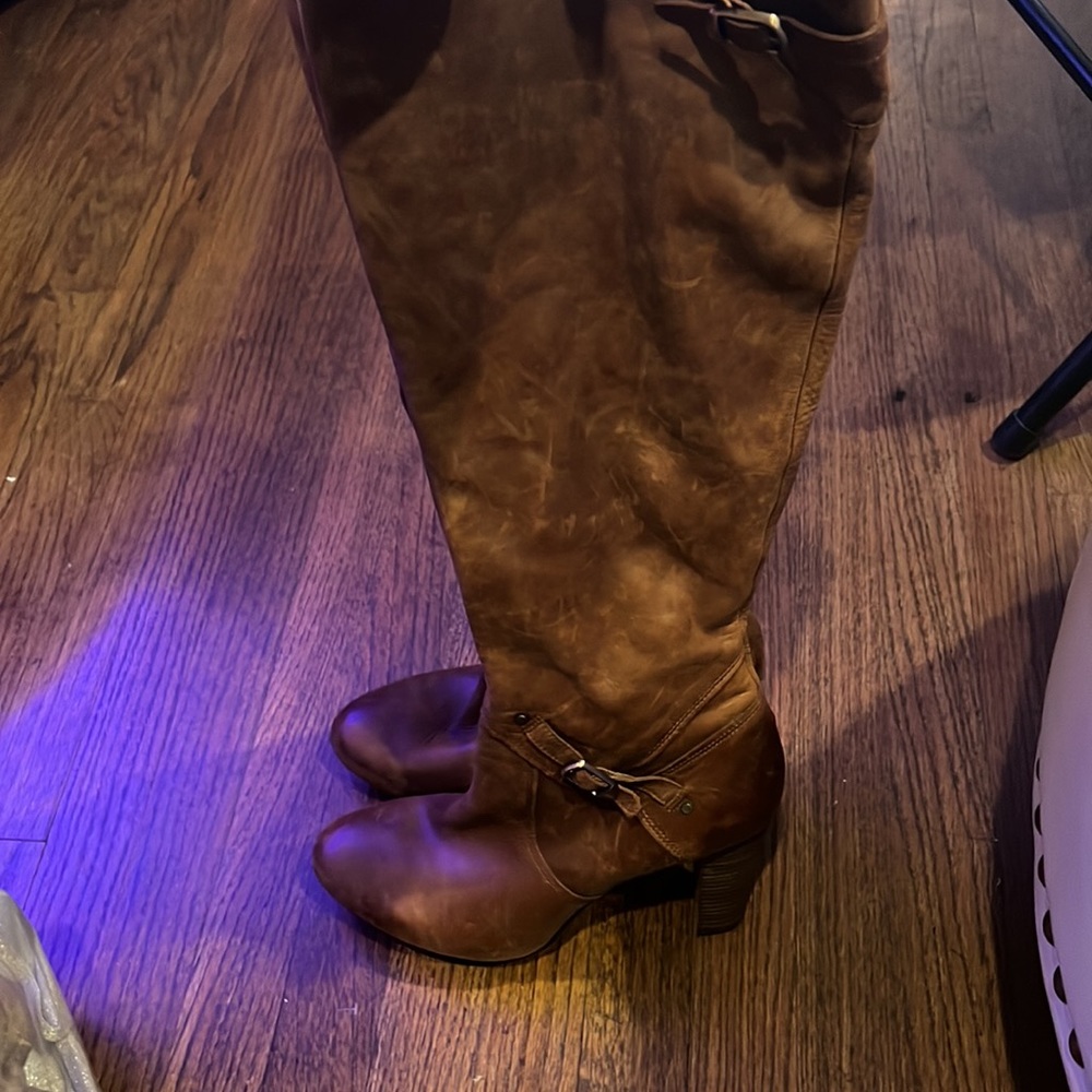 Knee warm brown leather boots